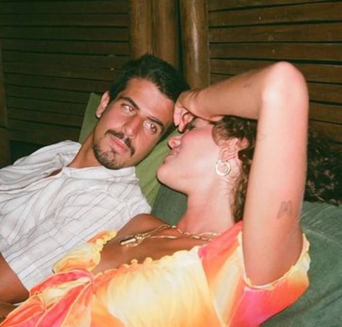 Em meio a rumores de término com Enzo Celulari, Bruna Marquezine curte <i>post</i> sobre sua vida amorosa: <i>Não é da conta de ninguém</i>