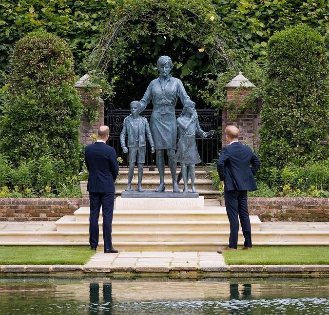 Estátua de Lady Di é revelada e príncipes William e Harry fazem homenagem: <i>Todos os dias desejamos que ela ainda esteja conosco</i>