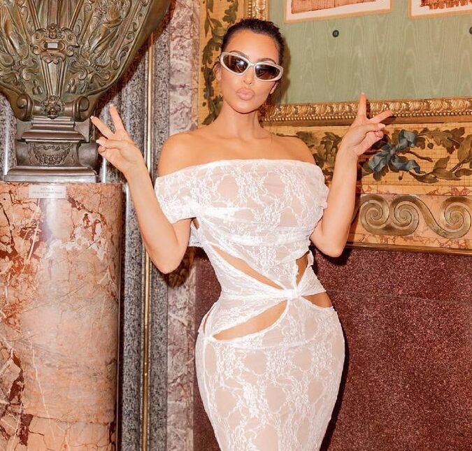 Kim Kardashian posa com barriga aparecendo em visita ao Vaticano; confira os cliques!