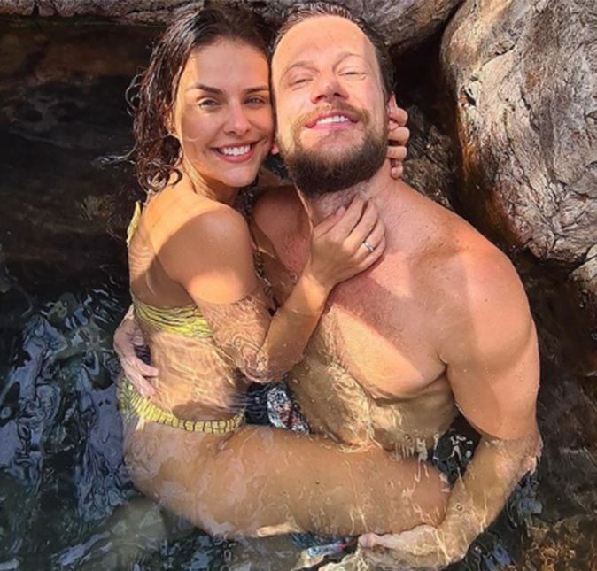 Paloma Bernardi está cada dia mais apaixonada. Prova disso é o clique que ela compartilhou com o também ator Dudu Pelizzari, seu namorado. Os dois apareceram em um momento de carinho em uma cachoeira e a musa posou agarrada ao amado. Chamego em águas quentes, disse ele ao compartilhar o clique com os internautas. Lembrando que o casal assumiu o namoro em 2018. Puro amor!
