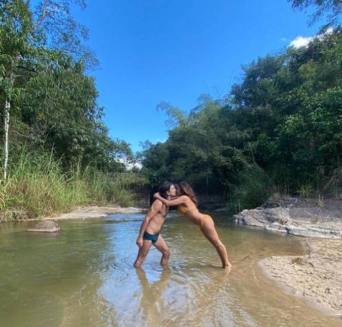 Dira Paes publicou em seu Instagram um clique bem romântico em que aparece em um cenário paradisíaco em clima de romance com o marido, Pablo Giannini Baião! O clique, feito em Arraial do Sana, no Rio de Janeiro, ganhou a seguinte legenda: Tudo por um beijo sem se molhar. Esticar-se sempre, quebrar-se jamais!!! Fofos, né?