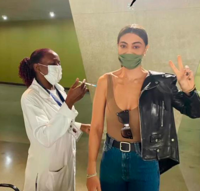 Juliana Paes toma a primeira dose da vacina contra a Covid-19 e comemora