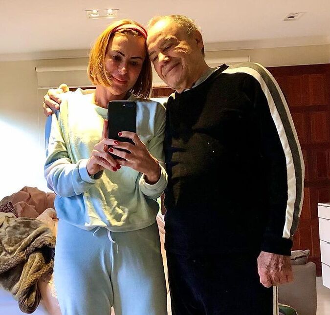 Esposa de Stênio Garcia aparece de cadeira de rodas e explica ida ao hospital: <I>A dor evoluiu para insuportável</I>