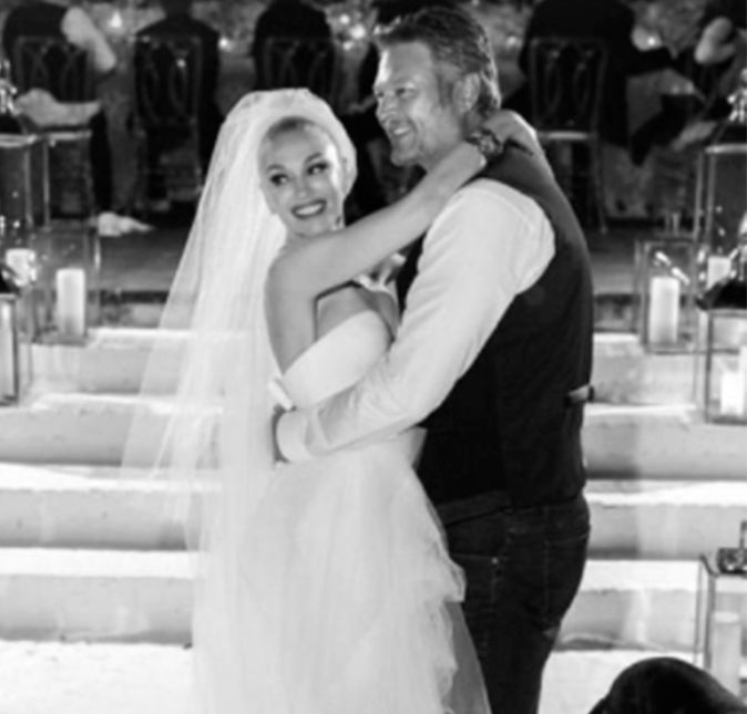 Nesta outra fotografia compartilhada por Gwen Stefani no Instagram Stories, o casal aparece abraçado em um momento fofo. Lindos! Nesta outra fotografia compartilhada por Gwen Stefani no Instagram Stories, o casal aparece abraçado em um momento fofo. Lindos!