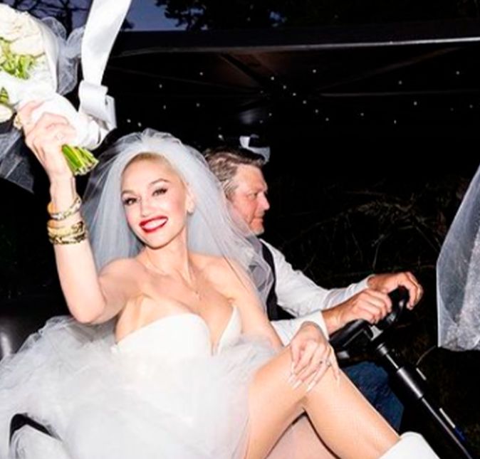 Os pombinhos ainda apareceram nesta outra imagem, em que Blake dirige enquanto Gwen posa sorridente para a foto, exibindo seu vestido curto. Segundo informações da revista People, fontes afirmaram que o casal teve um jantar com a família um dia antes do casamento: Eles pareciam muito felizes juntos e definitivamente apaixonados, afirmou uma pessoa. Os pombinhos ainda apareceram nesta outra imagem, em que Blake dirige enquanto Gwen posa sorridente para a foto, exibindo seu vestido curto. Segundo informações da revista People, fontes afirmaram que o casal teve um jantar com a família um dia antes do casamento: Eles pareciam muito felizes juntos e definitivamente apaixonados, afirmou uma pessoa.