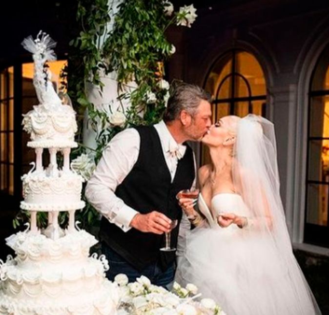 Gwen Stefani e Blake Shelton abriram o álbum de fotos do casamento, que aconteceu no dia 3 de julho em um rancho do cantor em Oklahoma, nos Estados Unidos! A cantora publicou uma série de fotos da data tão especial no Instagram, como esta em que o casal troca um beijo apaixonado. A seguir, confira mais registros do evento! Gwen Stefani e Blake Shelton abriram o álbum de fotos do casamento, que aconteceu no dia 3 de julho em um rancho do cantor em Oklahoma, nos Estados Unidos! A cantora publicou uma série de fotos da data tão especial no Instagram, como esta em que o casal troca um beijo apaixonado. A seguir, confira mais registros do evento!