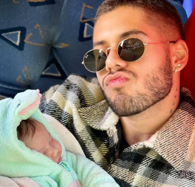 Zé Felipe, papai de primeira viagem, também já mostrou um momento carinhoso com a filha, Maria Alice! Junto com a foto que você vê logo acima, o cantor escreveu: Amor da vida do papai. Muito amor!