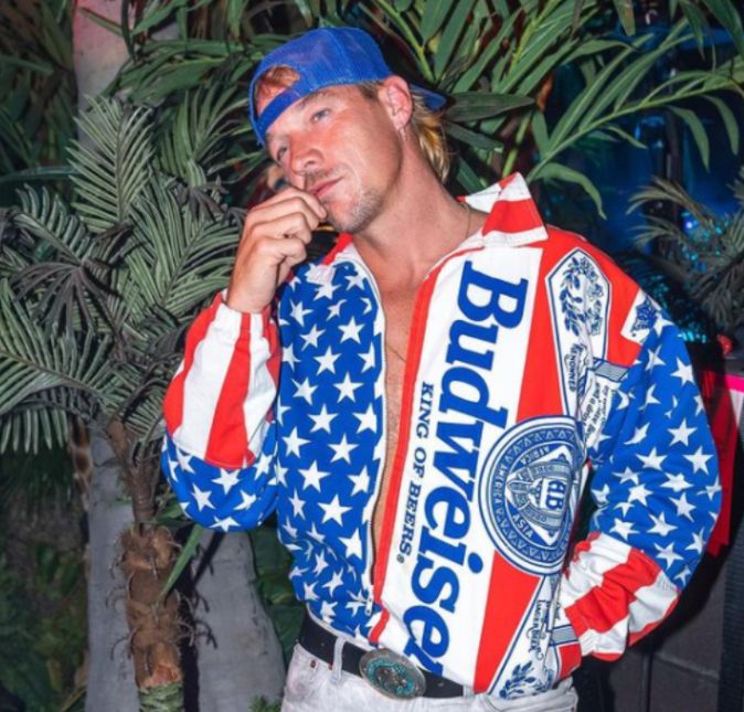 Em 8 de julho de 2021, segundo informações do site norte-americano TMZ, Diplo estaria sido processado por uma mulher que alega que ele a obrigou a fazer sexo oral e acabou até gravando o momento. O jornal que teve acesso aos documentos desta suposta vítima e segundo as acusações feitas por ela, a garota teria sido convidada para uma festa do DJ, após um show que ele realizou em Las Vegas, em 2019. Nesta festinha, Diplo teria utilizado e oferecido drogas e álcool para ela e para outros convidados que estavam presentes. Em seguida, a vítima revelou que ele a convidou para ir em um quarto reservado que foi onde aconteceu a filmagem e o assédio. Os advogados de Diplo contaram ao TMZ que essa queixa é completamente falsa. Eita!