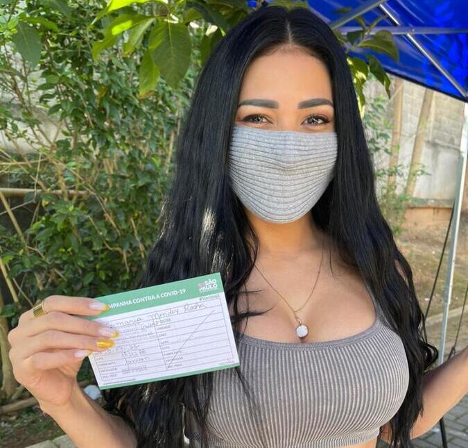 Simaria recebe a primeira dose da vacina contra a Covid-19 e comemora: <i>Graças à Deus!</i>