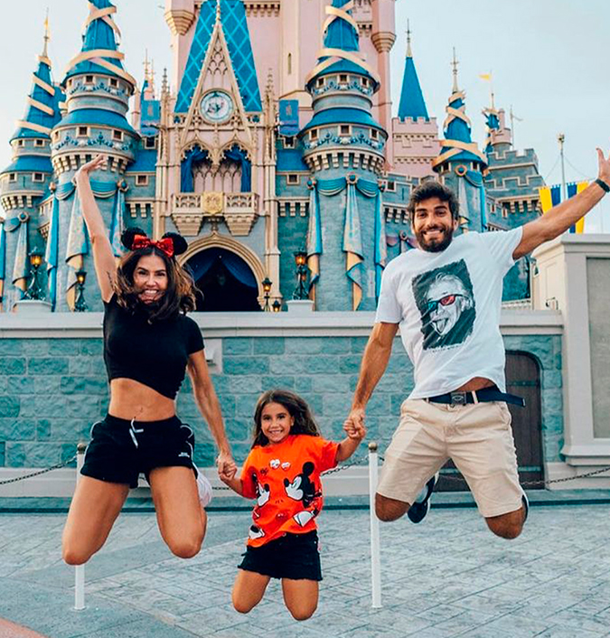 Na Disney, Deborah Secco se diverte com a família; veja!