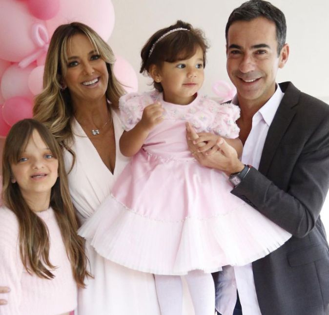 No dia 12 de julho, Manu completou dois anos de idade e a apresentadora compartilhou uma foto da comemoração. Na imagem, a pequena aparece ao lado dos pais e da irmã. Tudo de mais lindo sempre e que a nossa família seja sempre unida. Tenho muito orgulho de vocês, escreveu. Fofos, né?