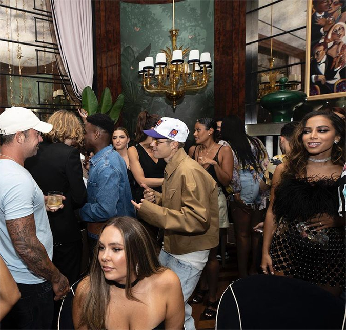 Anitta aparece em foto publicada por Justin Bieber e vira <I>meme</I>: <I>Energia do Ronaldinho Gaúcho</I>