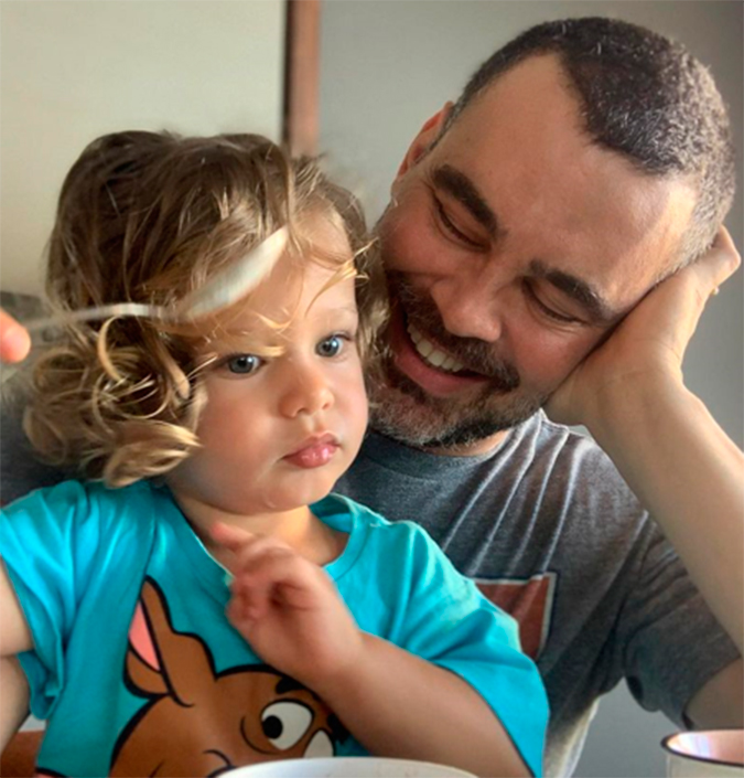 Carmo Dalla Vecchia fala sobre fazer aniversário no mesmo dia do filho: - <i>Agora sou totalmente coadjuvante</i>