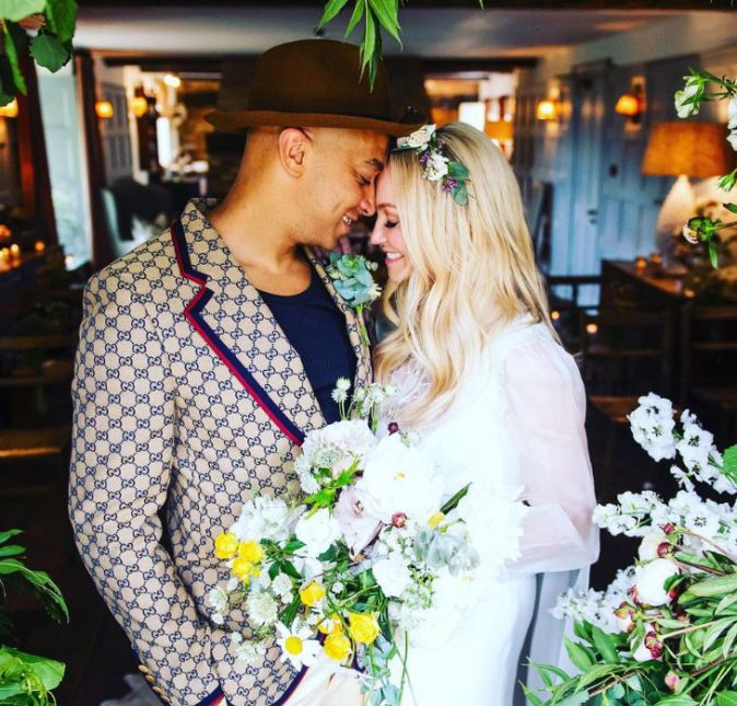 No dia 13 de julho de 2021, a Spice Girl Emma Bunton revelou que se casou em segredo com seu namorado de longa data, Jade Jones! O casal está junto há mais de 20 anos e são pais de Beau, de 13 anos de idade, e Tate, de 10 anos. A cantora, de 45 anos de idade, contou a novidade no Instagram. Seria bom casar, não seria? É melhor eu resolver isso. Ele já me chama de sua esposa e eu o chamo de meu marido, escreveu.