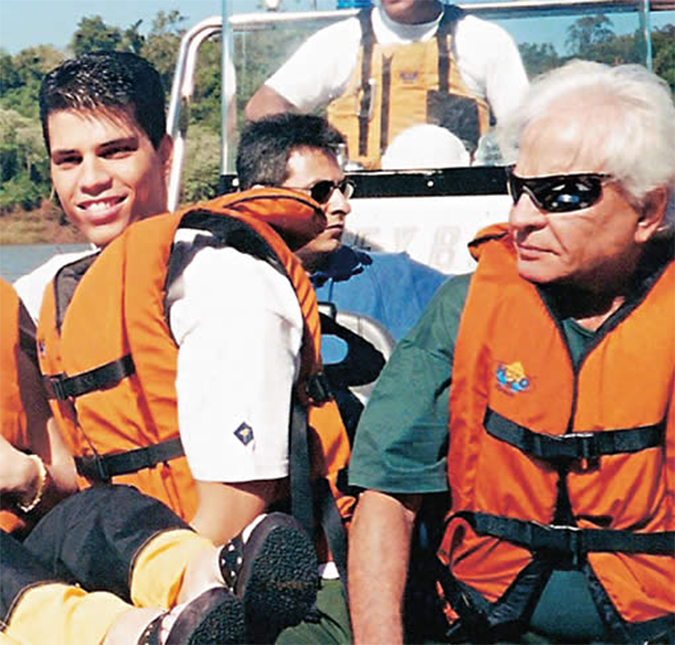Após ser acusado de processar o pai, filho adotivo de Cid Moreira rebate a esposa do jornalista: <i>- Esse processo nunca existiu</i>