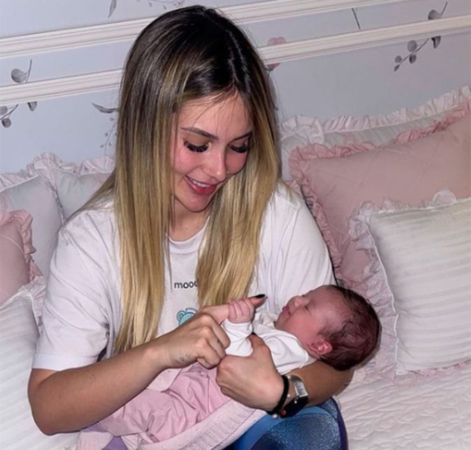 Não tem como não babar por um filho, né? Você dá toda a atenção do mundo para ele e, qualquer novo feito (ou até mesmo algo básico do dia a dia), faz com que você se derreta. E com os famosos também é assim! Desde que deu à luz Maria Alice, sua filha com Zé Felipe, Virginia Fonseca não para de se derreter pela pequena - e até criou uma conta no Instagram para compartilhar alguns cliques da menininha. E com essa foto ela se derreteu pela herdeira: Como eu amo quando ela aperta meu dedo. Amo você linguística. Veja, a seguir, mais famosos que babam por seus filhos!