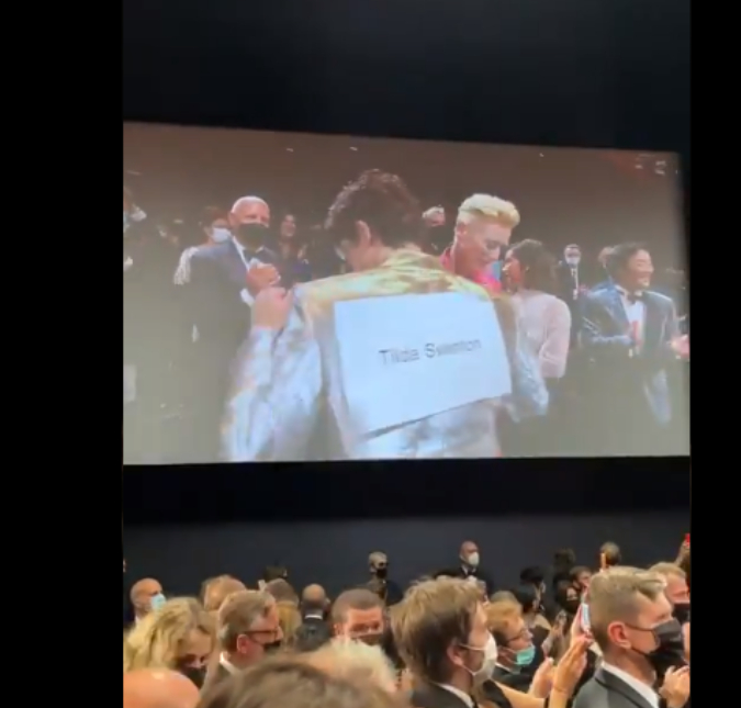 Durante o Festival de Cannes, atriz é flagrada fazendo uma pegadinha