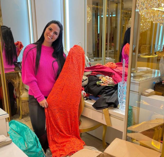 Sempre apaixonado, Zezé não poupou elogios à amada, após Graciele publicar sobre a quarta edição do bazar beneficente organizado por ela. Pessoa linda por fora e mais ainda por dentro. Queria muito que todas as pessoas pudessem conhecer esse coração bondoso e especial que você tem. Cada vez mais vejo que fiz a escolha certa. Te amo, comentou o cantor.