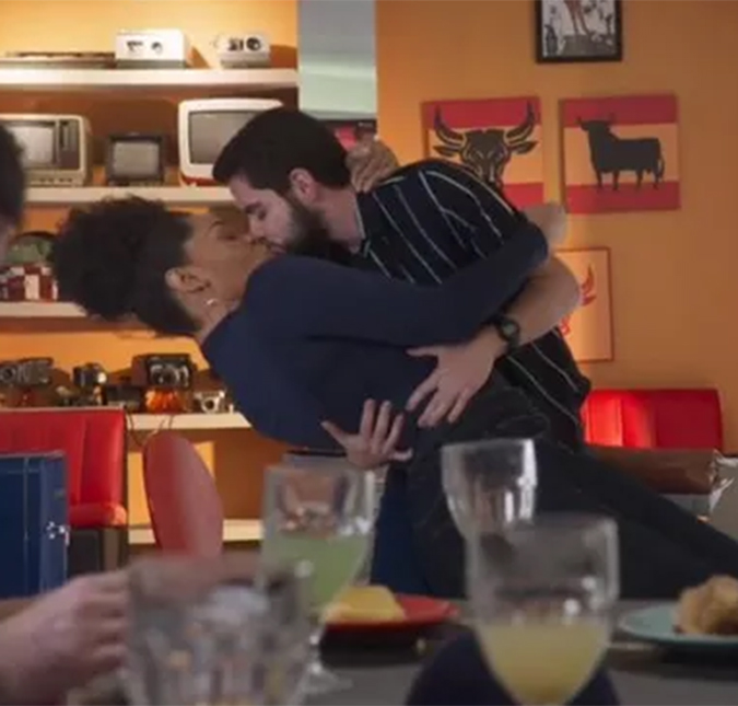 Após primeiro beijo de homem trans e mulher cis na TV aberta, Juliana Alves comemora: <i>Cena emblemática</i>