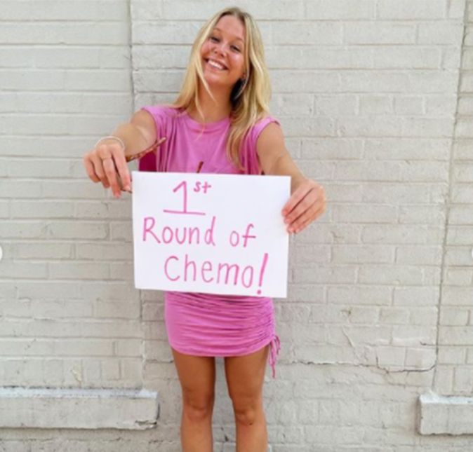 Miranda McKeon, atriz de de Anne With an E, contou aos fãs em junho que foi diagnosticada com câncer de mama. E agora a atriz de 19 anos de idade desabafou à People que tem trabalhado para levar com leveza a situação. Na entrevista, Miranda revela que estava no banheiro, ajeitando a blusa, quando encontrou o caroço em seu seio, isso durante um fim de semana na casa de praia com os amigos depois de um ano na faculdade. - Eu fui imediatamente para o pior cenário possível. Este é o momento em que tudo muda e não há como voltar atrás. Mas depois de entrar em uma pequena pesquisa no Google, minha mente estava tranquila porque não pensei que algo pudesse estar errado por causa da minha idade. Ela marcou uma consulta médica, fez um ultrassom e uma biópsia do caroço. - Acho que eles estavam mais preocupados do que deixaram transparecer, porque eu realmente não pensei em nada a respeito. Depois disso, Miranda passou o mês de junho entre consultas, ultrassom, mamografias, consultas com cirurgiões e oncologistas, e agora tenta não se concentrar no estágio da doença, já que o câncer se espalhou para seus gânglios linfáticos: - Embora eu não tenha o cenário de caso mais fácil, como eu gostaria que não tivesse se espalhado para os meus nódulos linfáticos ou que fosse um pouco menos complicado, eu nunca tive um momento em que eu pensasse Oh, eu vou morrer com isso?. Isso nunca foi realmente um pensamento. Acho que todo esse tempo foi mais como Ok, vamos tratar disso e resolver, desabafa. O tratamento terá quatro meses de quimioterapia e uma possível cirurgia. - Meu trabalho é encontrar a beleza de tudo isso. Eu não escolhi isso, não acho que ninguém escolheria, mas estou fazendo do meu trabalho tentar tirar algo disso.