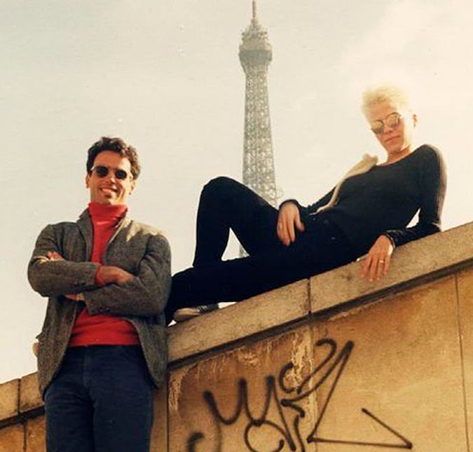 A cantora Paula Toller encantou a web ao celebrar 33 anos de casamento com o cineasta Lui Farias. Discretos, os dois vivem longe dos holofotes, mas não escondem o amor que sentem um pelo outro. Nas redes sociais, a ex-vocalista do Kid Abelha compartilhou um clique antigo do casal durante uma viagem pela França. São 33 anos de vida em comum desde esse esplendoroso dia em Paris. Se um pouco de amor resiste a tudo, imagina um monte! escreveu na legenda. Fofos, né?! A cantora Paula Toller encantou a web ao celebrar 33 anos de casamento com o cineasta Lui Farias. Discretos, os dois vivem longe dos holofotes, mas não escondem o amor que sentem um pelo outro. Nas redes sociais, a ex-vocalista do Kid Abelha compartilhou um clique antigo do casal durante uma viagem pela França. São 33 anos de vida em comum desde esse esplendoroso dia em Paris. Se um pouco de amor resiste a tudo, imagina um monte! escreveu na legenda. Fofos, né?!