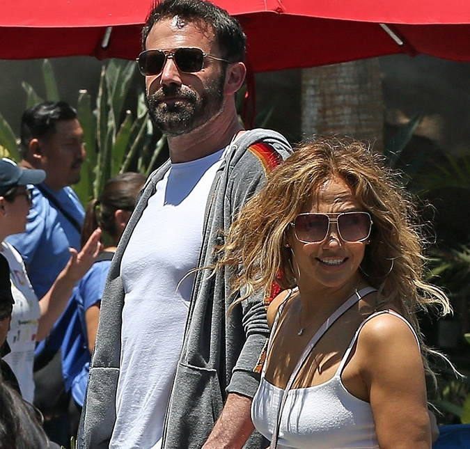 Ben Affleck e Jennifer Lopez visitam mansão de 330 milhões de reais; propriedade conta com oito quartos e 12 banheiros