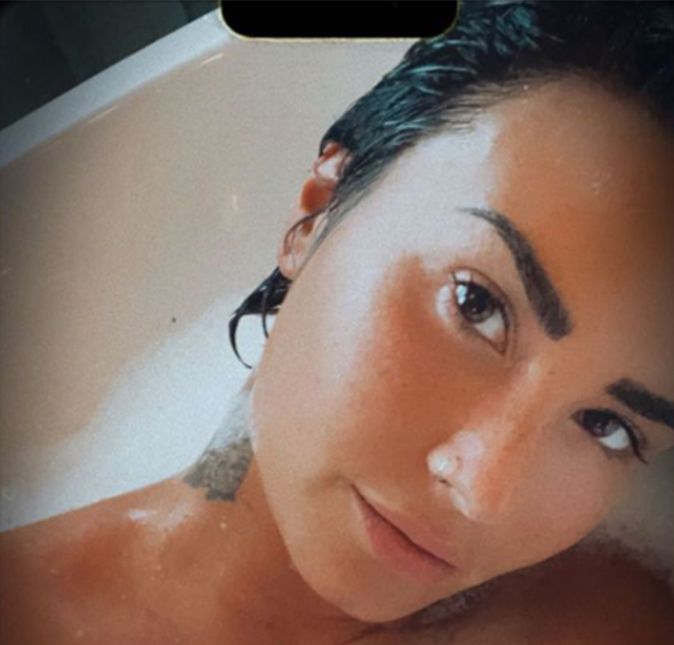 Que Demi Lovato é ousada, todo mundo sabe. E agora a cantora postou nas redes sociais uma selfie sem roupa, dentro de uma banheira, com os seguintes dizeres: Onde me sinto mais sexy, na banheira, sem maquiagem e extensões, sem cílios postiços… sem roupa. Apenas na minha forma mais pura. Nem sempre me sinto confortável na minha pele/no meu corpo, então a gratidão é ainda maior nesses momentos, quando estou mais vulnerável e consigo me aceitar e sentir minha beleza como ela é.