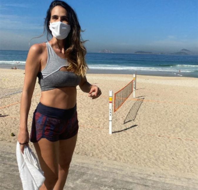 Marcella Fogaça, mãe das gêmeas Pietra e Sophia ao lado de Joaquim Lopes, postou essa foto que você vê acima e desabafou sobre o puerpério: Hoje foi um daqueles dias que os hormônios te pegam de jeito, dão a mão pra privação de sono severa e tentam te derrubar. Acontece e tem hora que não há pensamento positivo ou reza que nos acalme o choro. Mas a gente tem que se lembrar que uma coisa a gente sempre tem: o poder de decidir. Eu estava ali, sentada no muro entre um dia de bad ou simplesmente sair correndo em direção ao sol e a um respiro. Literalmente. Saí correndo da porta do meu elevador e só parei aí na praia. Eu, meu novo corpo, minha nova vida, tomando um sopro de calma familiar... Puerpério é f**a. Tem dias que uma pena parece pesar toneladas... e tudo bem. A gente sente o que sente, mas não se apega... deixa passar e se não passar, tome a decisão de sair um pouco daquela areia movediça. Saia correndo, tome um banho, ligue uma música alta, cante, endorfine! E se perdoe, sempre! Estamos fazendo o nosso melhor a todo instante. Tudo vai passar. Que bom e que pena. ( Vou sentir saudade delas desse tamaninho, tenho certeza!) Beijo gente linda, em especial pras mamães puerperentas. Tamo juntas! #maternidadereal #maedegemeas #puerperio. Marcella Fogaça, mãe das gêmeas Pietra e Sophia ao lado de Joaquim Lopes, postou essa foto que você vê acima e desabafou sobre o puerpério: Hoje foi um daqueles dias que os hormônios te pegam de jeito, dão a mão pra privação de sono severa e tentam te derrubar. Acontece e tem hora que não há pensamento positivo ou reza que nos acalme o choro. Mas a gente tem que se lembrar que uma coisa a gente sempre tem: o poder de decidir. Eu estava ali, sentada no muro entre um dia de bad ou simplesmente sair correndo em direção ao sol e a um respiro. Literalmente. Saí correndo da porta do meu elevador e só parei aí na praia. Eu, meu novo corpo, minha nova vida, tomando um sopro de calma familiar... Puerpério é f**a. Tem dias que uma pena parece pesar toneladas... e tudo bem. A gente sente o que sente, mas não se apega... deixa passar e se não passar, tome a decisão de sair um pouco daquela areia movediça. Saia correndo, tome um banho, ligue uma música alta, cante, endorfine! E se perdoe, sempre! Estamos fazendo o nosso melhor a todo instante. Tudo vai passar. Que bom e que pena. ( Vou sentir saudade delas desse tamaninho, tenho certeza!) Beijo gente linda, em especial pras mamães puerperentas. Tamo juntas! #maternidadereal #maedegemeas #puerperio.