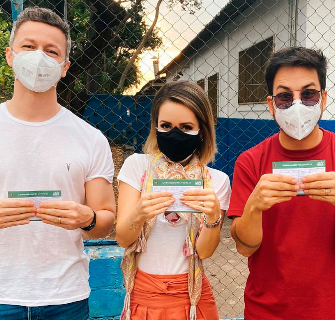 Vacinados! Sandy, Junior e Lucas Lima recebem a primeira dose do imunizante contra a Covid-19!
