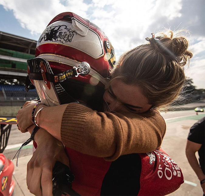 Caio Castro ganha beijo de Grazi Massafera ao ficar em terceiro lugar na <I>Porsche Cup</I>; assista ao vídeo!