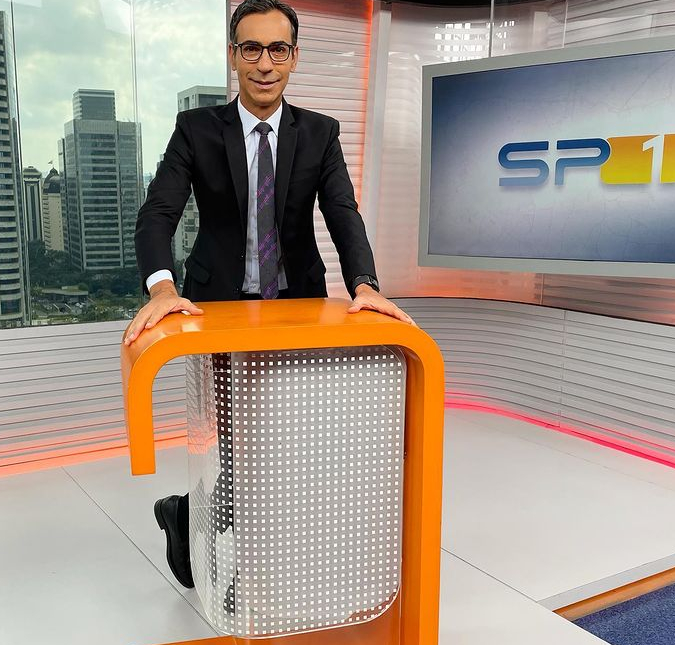 César Tralli faz exercícios físicos durante telejornal