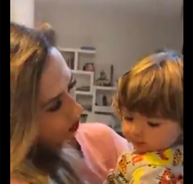 A apresentadora mostrou um vídeo divertido com a filha, celebrando que a pequena estava falando, ao ouvir uma frase para lá de inusitada. - Tem cocô?, perguntou Tatá para Clara. - Não tem cocô, respondeu a menininha. Tem como não amar? A apresentadora mostrou um vídeo divertido com a filha, celebrando que a pequena estava falando, ao ouvir uma frase para lá de inusitada. - Tem cocô?, perguntou Tatá para Clara. - Não tem cocô, respondeu a menininha. Tem como não amar?