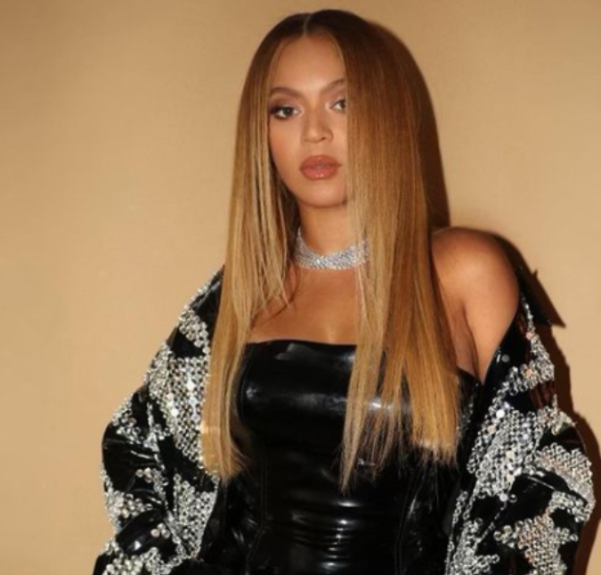 Beyoncé arrasa com modelito laranja enquanto curte férias em iate de empresário milionário, saiba mais!