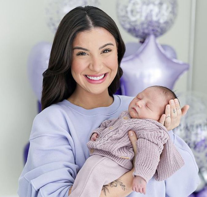 Bianca Andrade, por exemplo, falou sobre o assunto pouco tempo após dar à luz Cris, no dia 15 de julho. Em seu relato, ela entregou que o aspecto mais difícil do pós-parto está sendo a amamentação do pequeno: O peito dói demais. O bico do peito racha, sangra... Tudo aconteceu comigo. É aí que a gente conhece a força da mãe de um jeito... Mas estamos evoluindo, eu olho todos os dias para o meu neném e falo: Eu não vou desistir de você. Mamãe aguenta, vamos embora. Até me emociono. Hoje, inclusive, foi a primeira vez que consegui dar de mamar sem sentir muita dor. A influenciadora, conhecida como Boca Rosa, ainda entrega que chegou a se cobrar demais por sofrer para dar de mamar ao filho, mas que acredita que as coisas ficarão mais fáceis no futuro: Eu sempre sentia demais, e sou forte para dor. Ficava me julgando. Cadê aquela mulher que é forte para dor? Acho que a partir de agora as coisas vão começar a ficar mais leves por aqui. Mesmo assim, vale a pena. Ser mãe é gostoso demais. Aquele meu neném é gostoso demais. Bianca Andrade, por exemplo, falou sobre o assunto pouco tempo após dar à luz Cris, no dia 15 de julho. Em seu relato, ela entregou que o aspecto mais difícil do pós-parto está sendo a amamentação do pequeno: O peito dói demais. O bico do peito racha, sangra... Tudo aconteceu comigo. É aí que a gente conhece a força da mãe de um jeito... Mas estamos evoluindo, eu olho todos os dias para o meu neném e falo: Eu não vou desistir de você. Mamãe aguenta, vamos embora. Até me emociono. Hoje, inclusive, foi a primeira vez que consegui dar de mamar sem sentir muita dor. A influenciadora, conhecida como Boca Rosa, ainda entrega que chegou a se cobrar demais por sofrer para dar de mamar ao filho, mas que acredita que as coisas ficarão mais fáceis no futuro: Eu sempre sentia demais, e sou forte para dor. Ficava me julgando. Cadê aquela mulher que é forte para dor? Acho que a partir de agora as coisas vão começar a ficar mais leves por aqui. Mesmo assim, vale a pena. Ser mãe é gostoso demais. Aquele meu neném é gostoso demais.