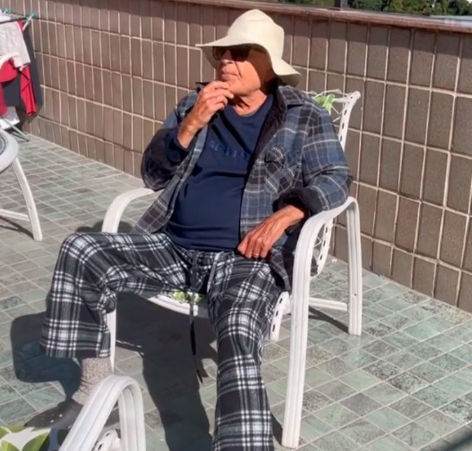 Diante disso, palavra Cid Moreira resolveu aparecer tomando sol em vídeo e ainda pareceu brincar com todo o bafafá, dizendo: A tempestade está passando. Diante disso, palavra Cid Moreira resolveu aparecer tomando sol em vídeo e ainda pareceu brincar com todo o bafafá, dizendo: A tempestade está passando.