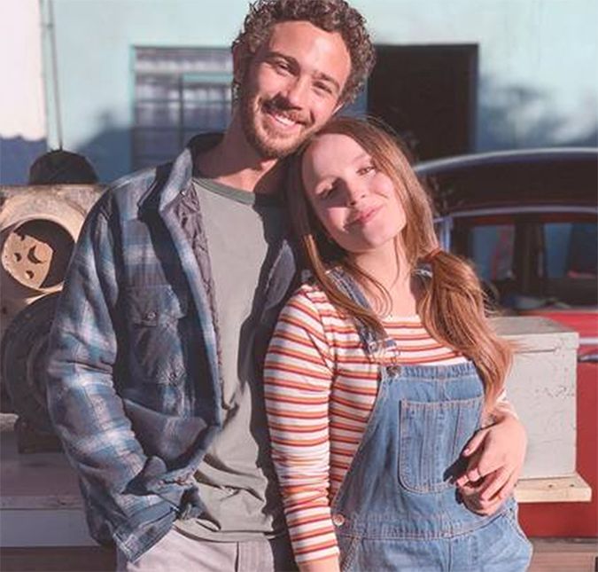 Aos 21 anos de idade, Larissa Manoela possui uma lista extensa de amores que passaram por sua vida. Apesar de estar solteira, recentemente surgiram rumores de que ela estaria namorando novamente e, segundo o jornal Extra, a atriz teen se relacionou com André Luiz Frambach, com quem formou um par romântico no filme Modo Avião.