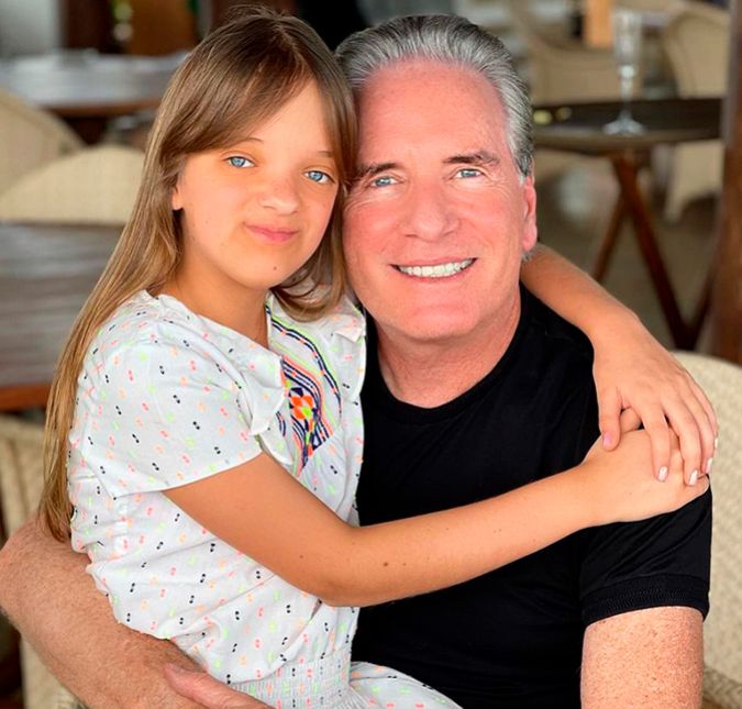 Um pai de ouro! Para celebrar o aniversário de 12 anos de idade da filha Rafaella Justus, fruto de seu antigo relacionamento com Ticiane Pinheiro, o empresário Roberto Justus decidiu viajar com a família para o Caribe. Lá, eles se hospedaram em uma mansão de um condomínio de luxo perto de Punta Cana. E claro, aproveitaram a ocasião para organizar uma celebração dos sonhos para a Rafinha. Encerrando a tarde com uma festinha surpresa para a minha princesinha. Te amo além do infinito escreveu nas redes sociais. Fofos, né?!