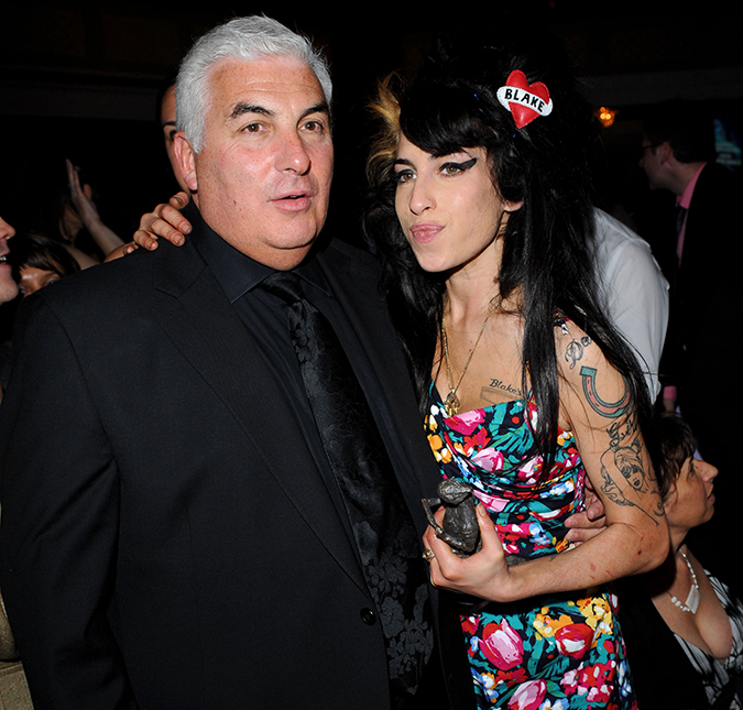 Dez anos após a morte de Amy Winehouse, pai da cantora se emociona ao visitar o túmulo da filha