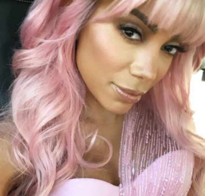 Anitta veste peruca rosa e sandália de quase cinco mil reais durante premiação, saiba mais!