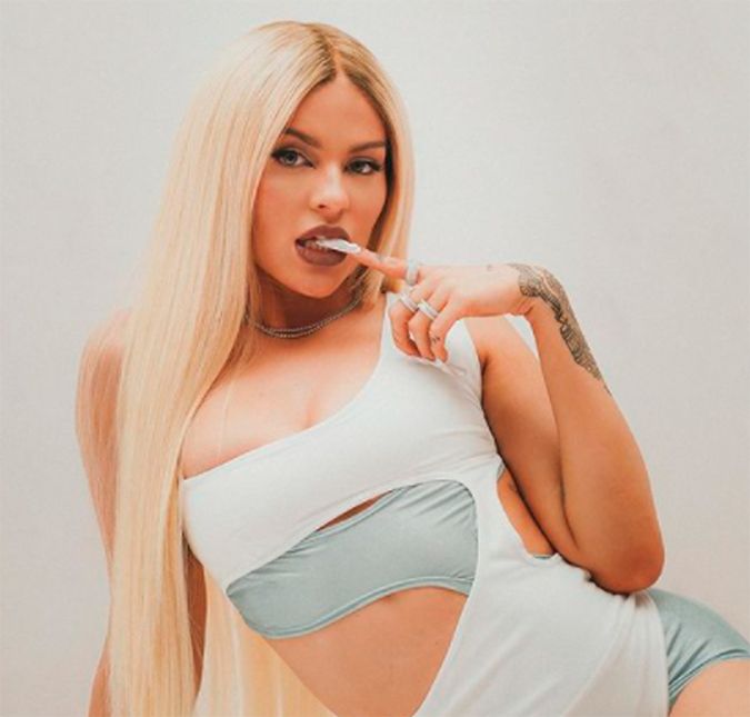 Por meio de seu perfil no Twitter, a artista criticou o YouTube por censurar o lyric vídeo da canção Mulher do Ano: Revoltada. Acabaram de bloquear e censurar o lyric de Mulher do Ano no YouTube. Censura o Bolsonaro que só fala b***a ninguém faz. Vou subir essa p***a no XVideos até isso se resolver, escreveu ela sobre o assunto e afirmou que irá publicar o videoclipe no site de entretenimento adulto. No vídeo, Luísa surge ao lado de seu então namorado, o cantor Vitão, em uma troca de beijos calientes! A cantora ainda aparece com um biquíni na parte de cima e usando um shorts curto. Os dois começam a se beijar dentro de um carro, na poltrona de trás do veículo. A música faz parte do álbum Doce 22, lançado no dia 18 de julho de 2021.