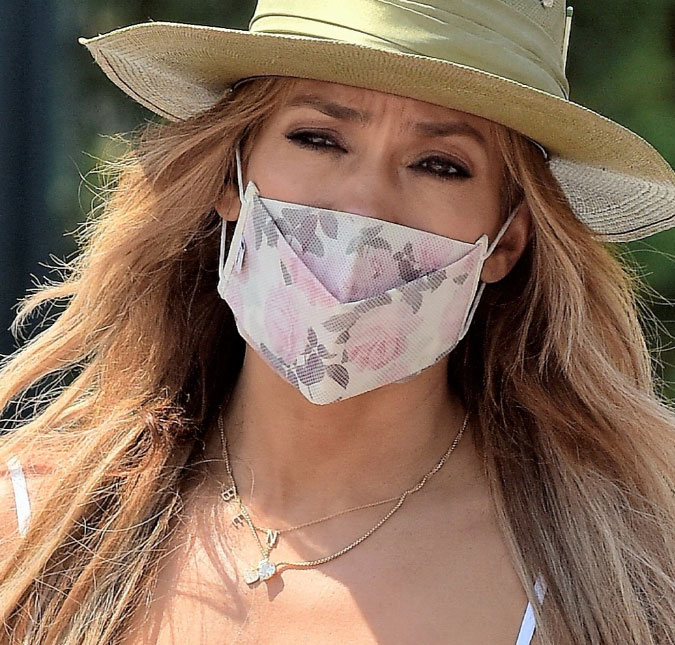 Após assumir relacionamento com Ben Affleck, Jennifer Lopez é flagrada usando colar com o nome do ator
