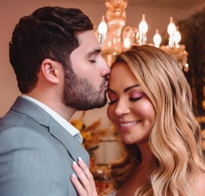 Em entrevista ao programa The Noite, do SBT, Solange Almeida fez um desabafo sobre a diferença de 16 anos de idade que tem com o marido, Monilton Moura. Sincera, a cantora assumiu que se incomodava bastante com os comentários alheios: - Ele é 16 anos mais novo e eu tinha um preconceito com isso. Saí uma vez com ele e perguntaram se era meu filho. Aquilo me matou. Felizmente, a artista entendeu que não precisa dar ouvidos para as opiniões dos outros: - Hoje faço as coisas não mais pra agradar as pessoas, mas porque eu realmente quero... Foi o casamento que eu menos gastei, no jardim da minha casa e o que eu estou mais realizada e feliz. E o amor é tanto que ela quer que a relação com Monilton dê frutos: - Eu adoro criança. Tanto é que fui mãe quatro vezes e estou tentando o quinto filho nos quase 47 anos de idade.