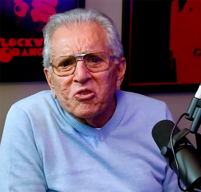 Carlos Alberto de Nóbrega reclama da faixa que <i>A Praça é Nossa</i> passa no <i>SBT</i>: <i>- Horário nojento</I>