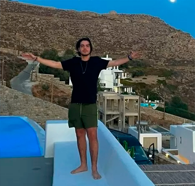 Filho de Faustão curte férias em ilha na Itália