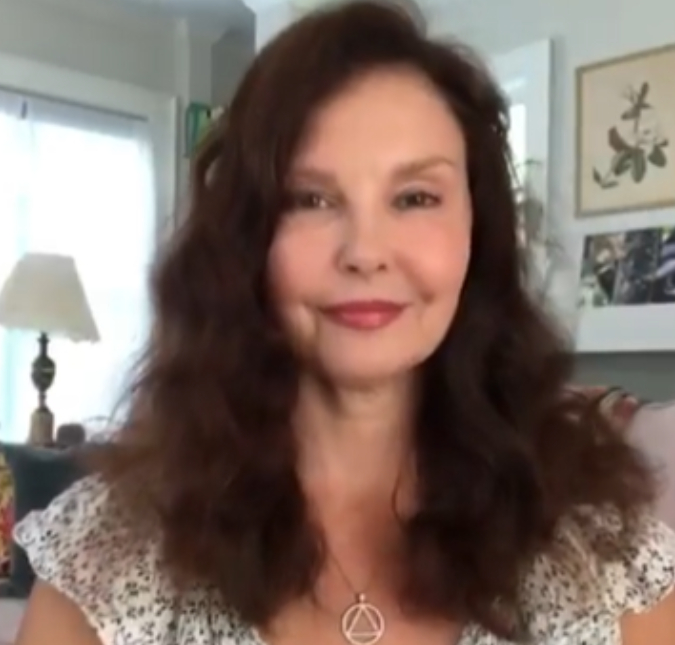 Após sofrer acidente, Ashley Judd aparece andando sem a ajuda de muletas