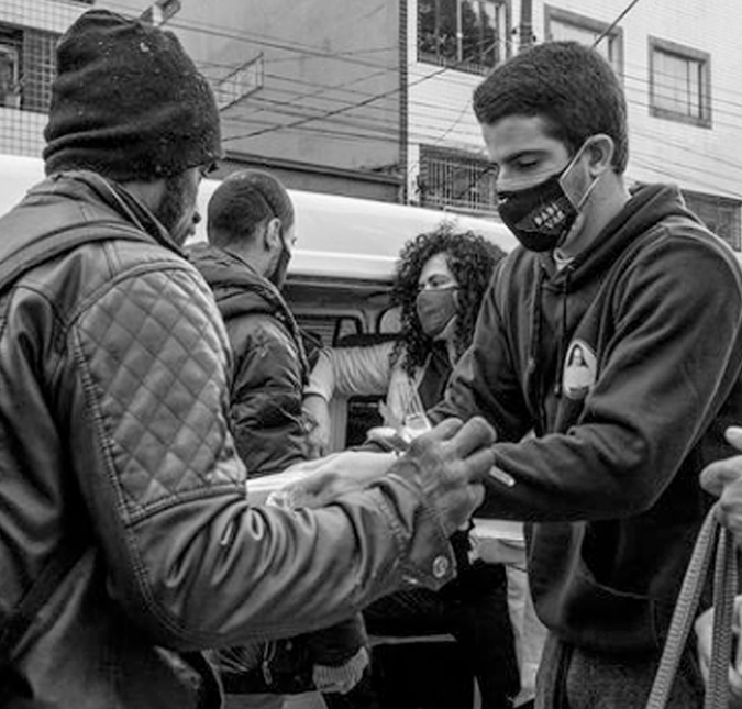 Enzo Celulari distribui comida para moradores de rua em São Paulo