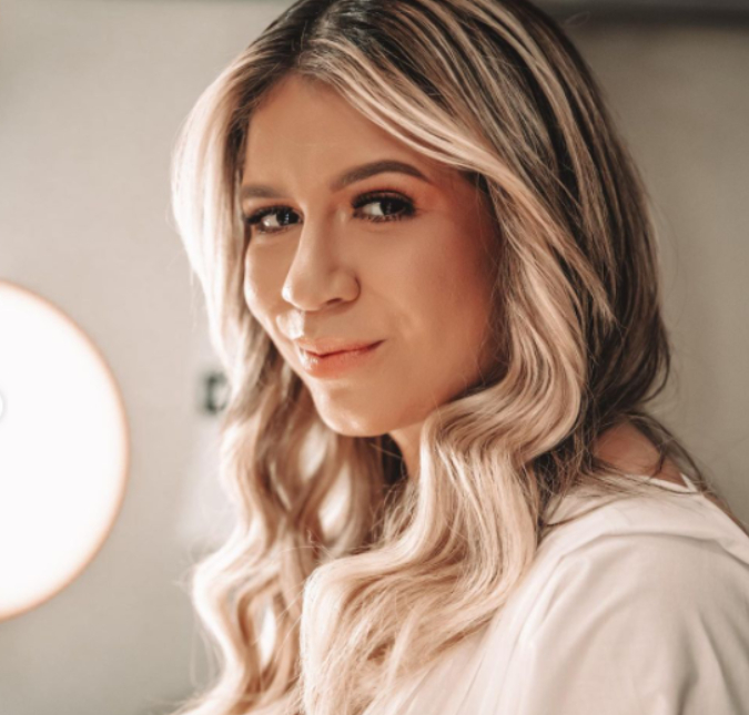 Marília Mendonça abre o jogo sobre a maternidade e diz: <I>- Aprendi que não preciso me anular para ser uma boa mãe</i>