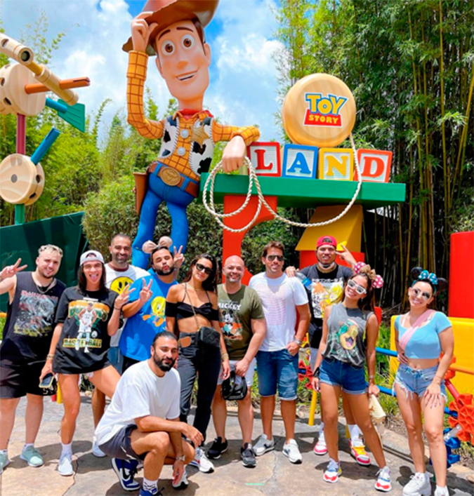 Anitta abre álbum de fotos em Orlando com amigos; veja!