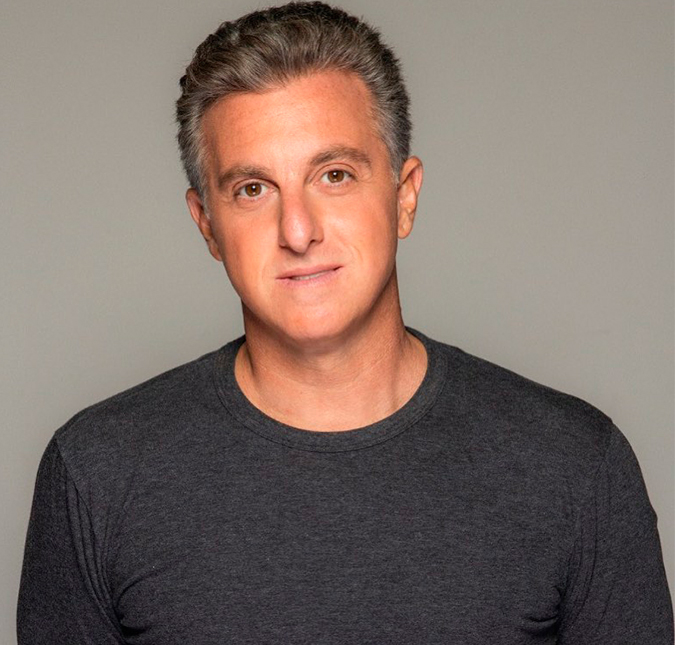 Luciano Huck estaria insatisfeito por não ter seu nome no programa <i>Domingão</i>, diz colunista