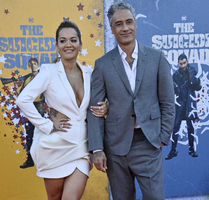 Rita Ora aparece publicamente ao lado de diretor da <I>Marvel</i> e assume romance